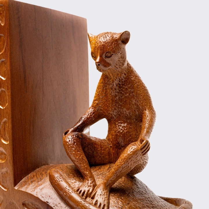 close up view of the bookend