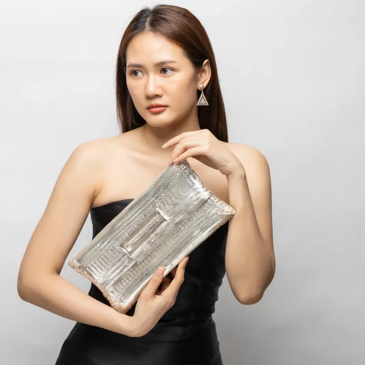 Image showcasing the Evening clutch in use 