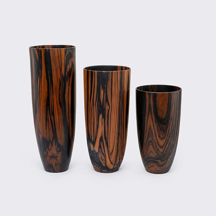 Rotating view highlighting the vase's features.