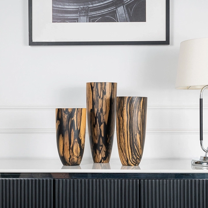 Rotating view highlighting the vase's features.