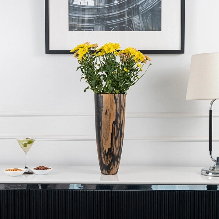 Rotating view highlighting the vase's features.