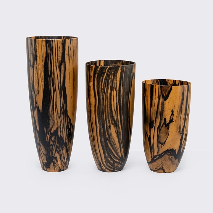 Rotating view highlighting the vase's features.