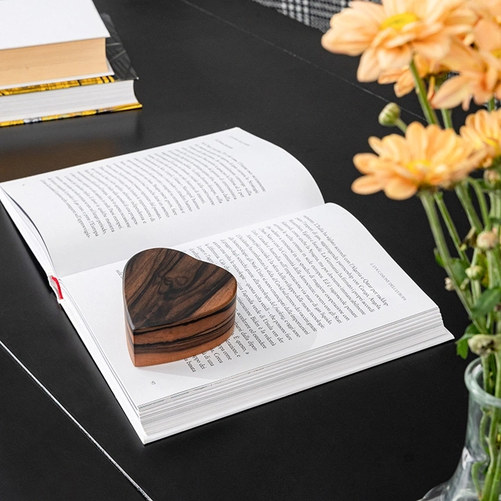 Rotating view highlighting the paper weight's features.