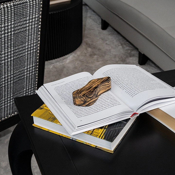 Rotating view highlighting the paperweights features.