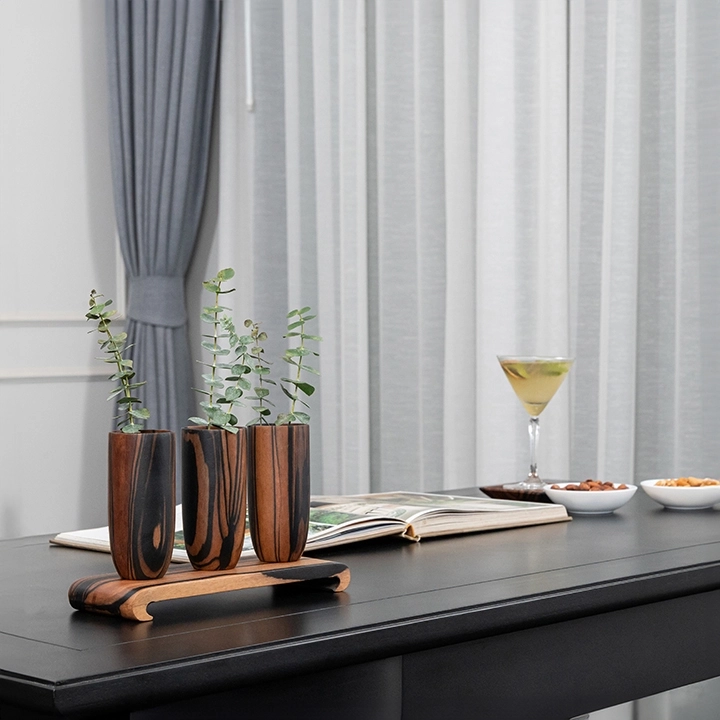 Image showcasing the vase in use 