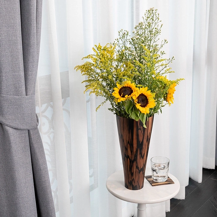 Rotating view highlighting the vase's features.