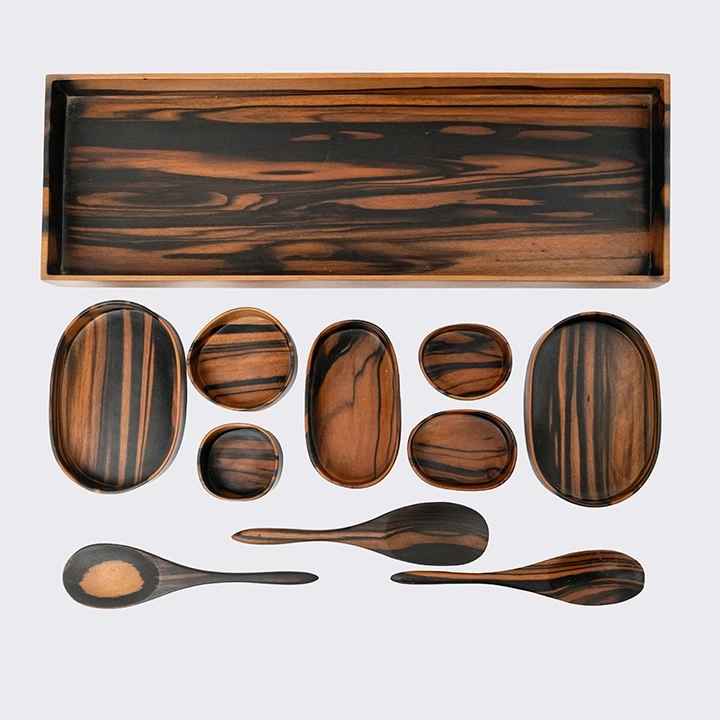 Rotating view highlighting the condiment's features.