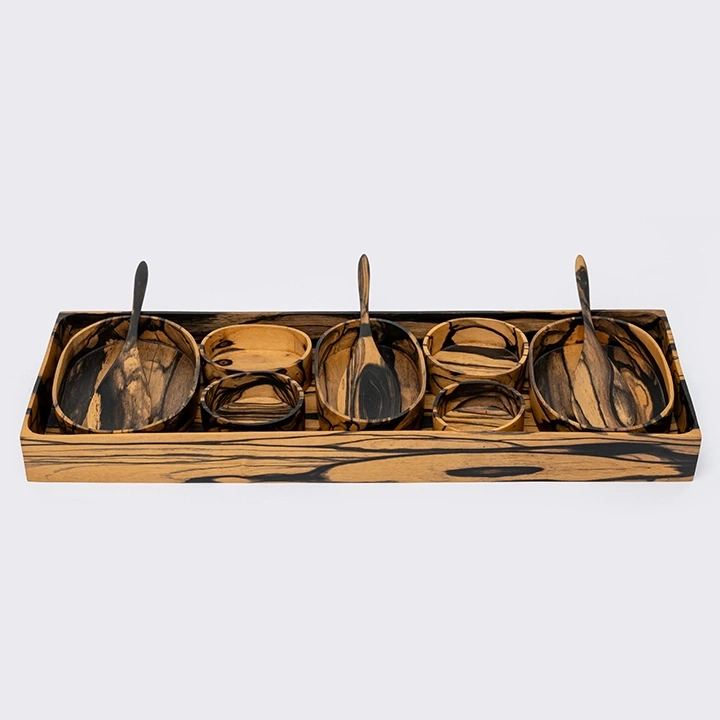 Rotating view highlighting the condiment's features.