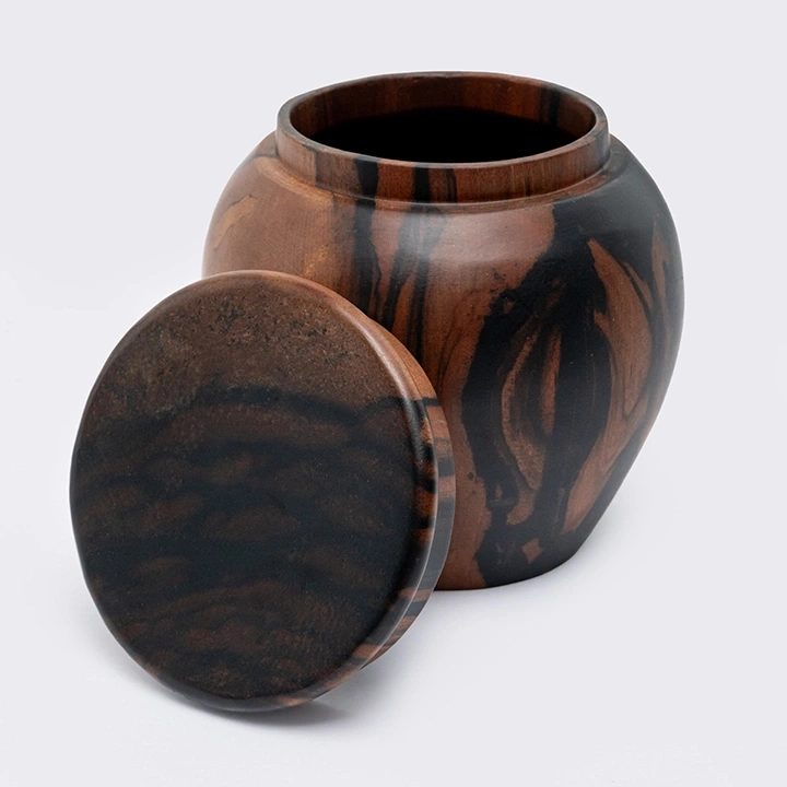 Rotating view highlighting the jar's features.