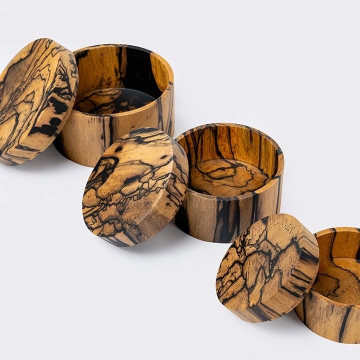 Rotating view highlighting the box's features