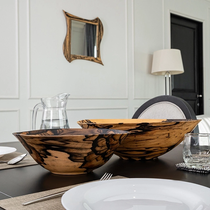 Rotating view highlighting the bowl's features.