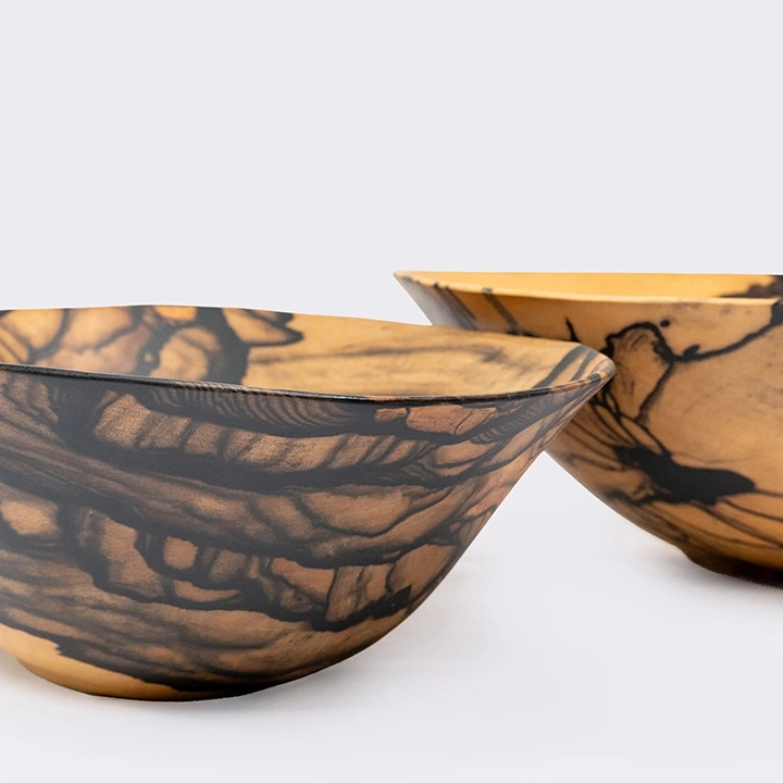 Rotating view highlighting the bowl's features.