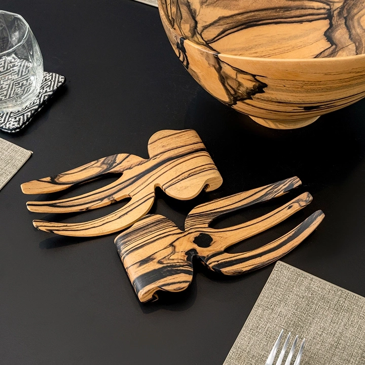 Rotating view highlighting the forks' features.