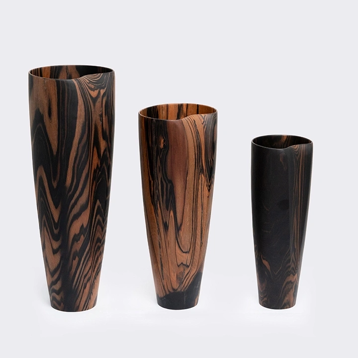 Rotating view highlighting the vase's features.