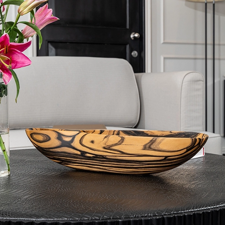 Rotating view highlighting the bowl's features.