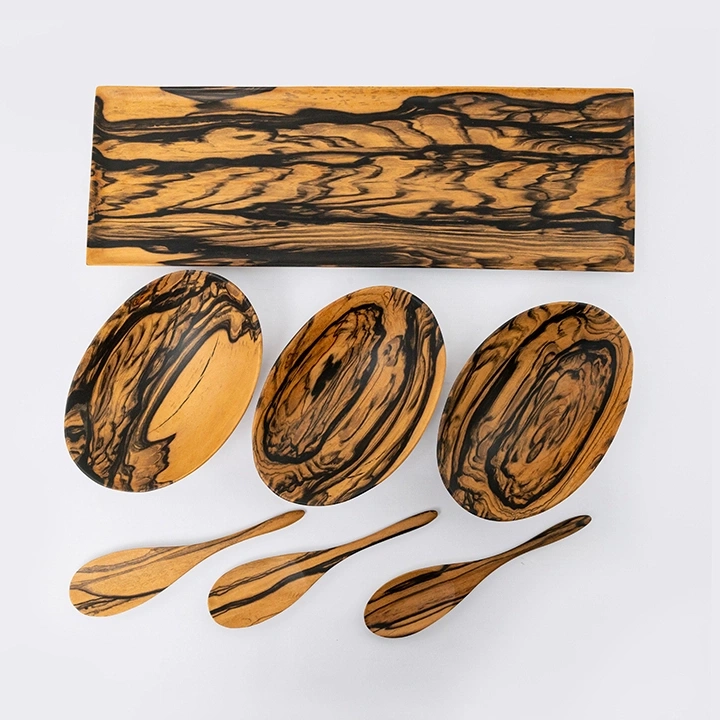 Close-up view of the tray's details.