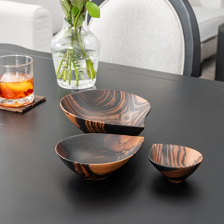 Rotating view highlighting the bowl's features.