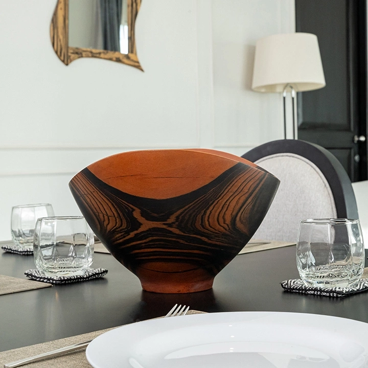 Rotating view highlighting the bowl's features.