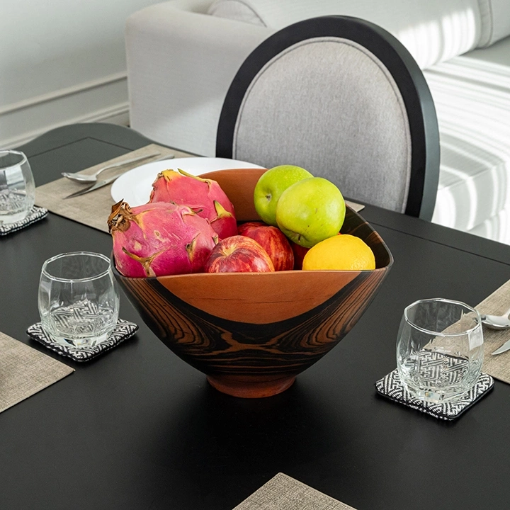 Rotating view highlighting the bowl's features.