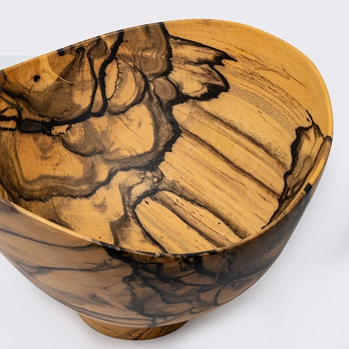 Rotating view highlighting the bowl's features.