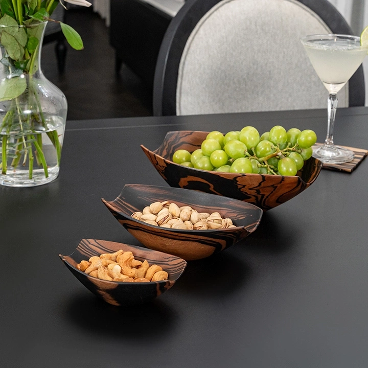 Rotating view highlighting the bowl's features.