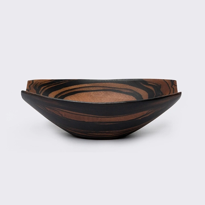 Rotating view highlighting the bowl's features.