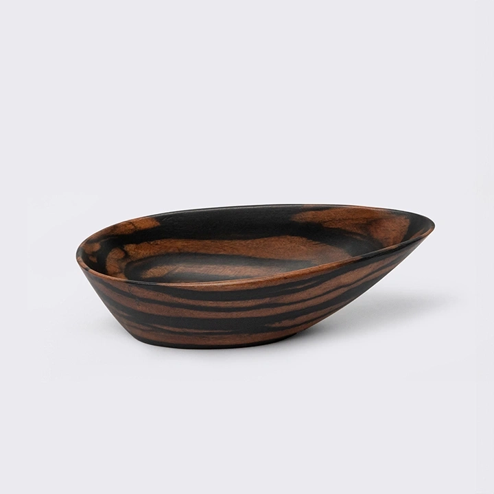 Rotating view highlighting the bowl's features.