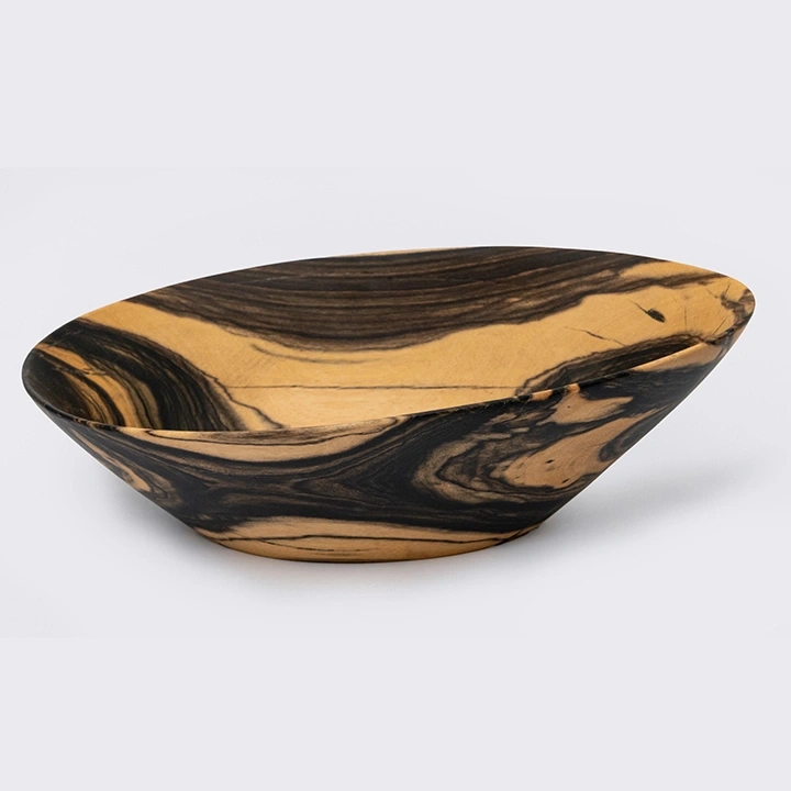 Rotating view highlighting the bowl's features.