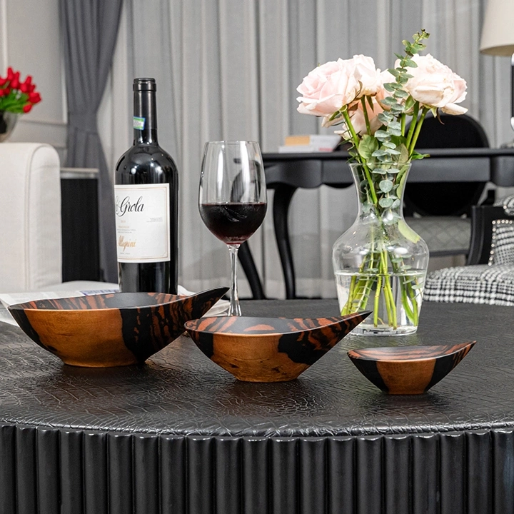 Rotating view highlighting the bowl's features.