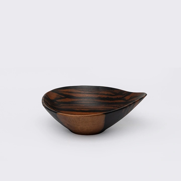 Rotating view highlighting the bowl's features.