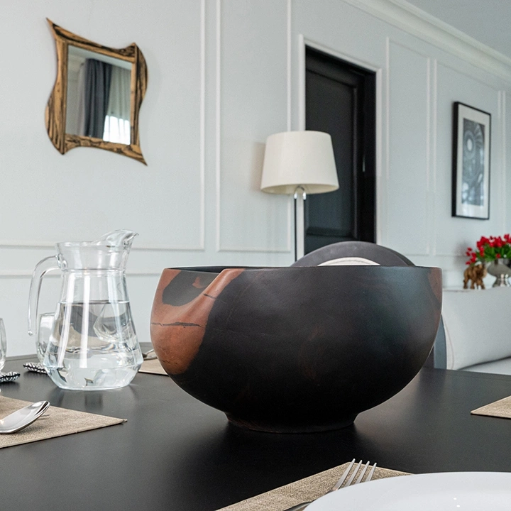 Rotating view highlighting the bowl's features.