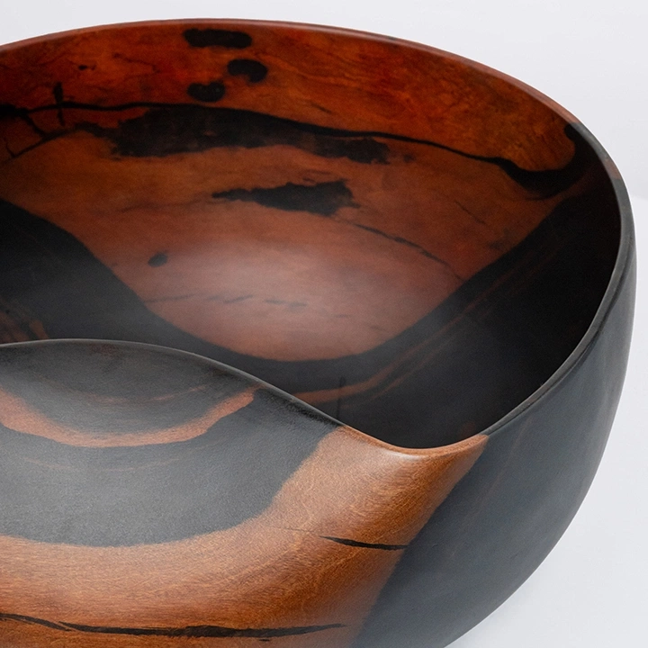 Rotating view highlighting the bowl's features.