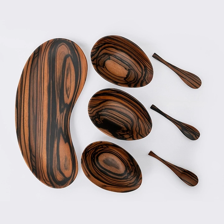 Rotating view highlighting the condiment's features.