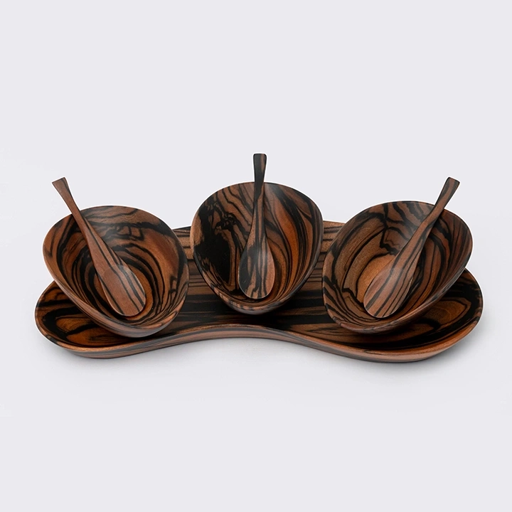 Rotating view highlighting the condiment's features.