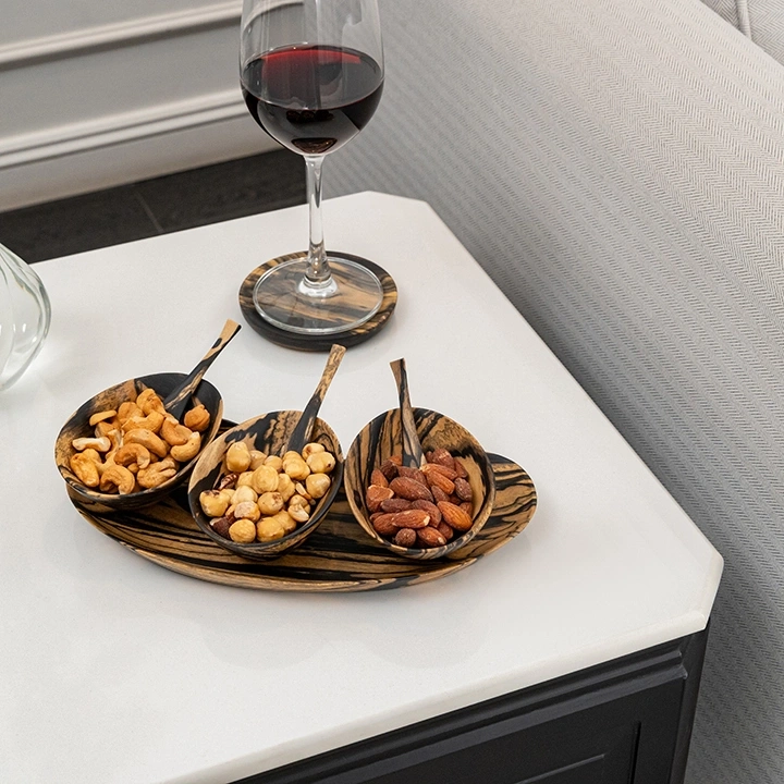 Rotating view highlighting the condiment's features.