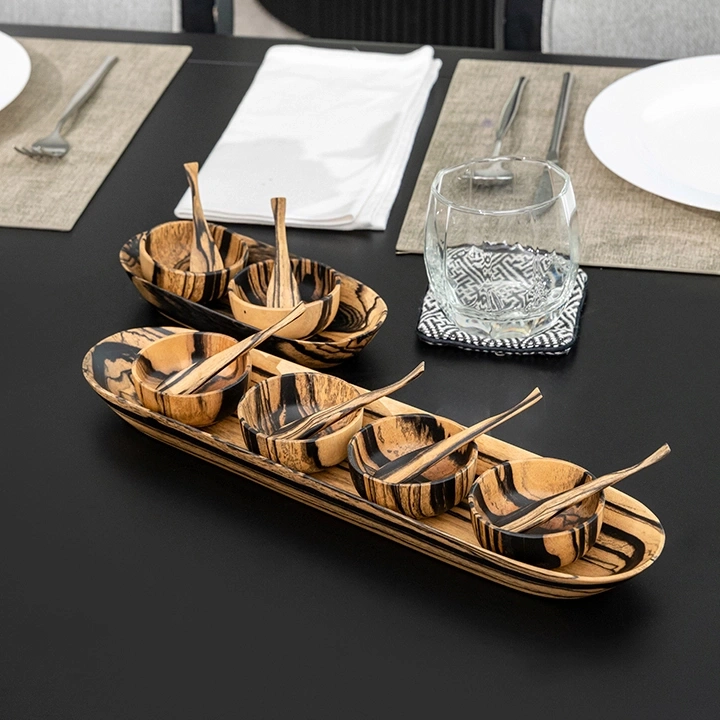 Rotating view highlighting the condiment's features