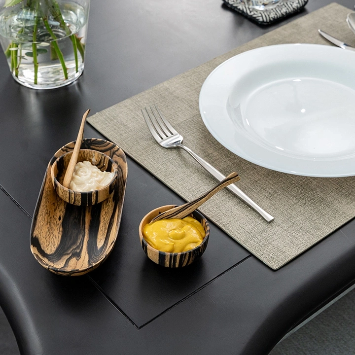 Rotating view highlighting the condiment's features