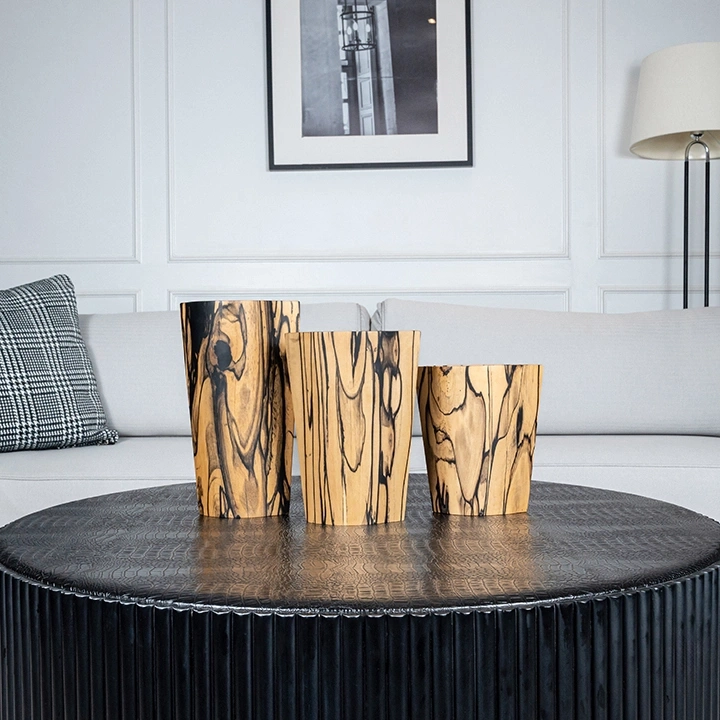 Rotating view highlighting the vase's features.