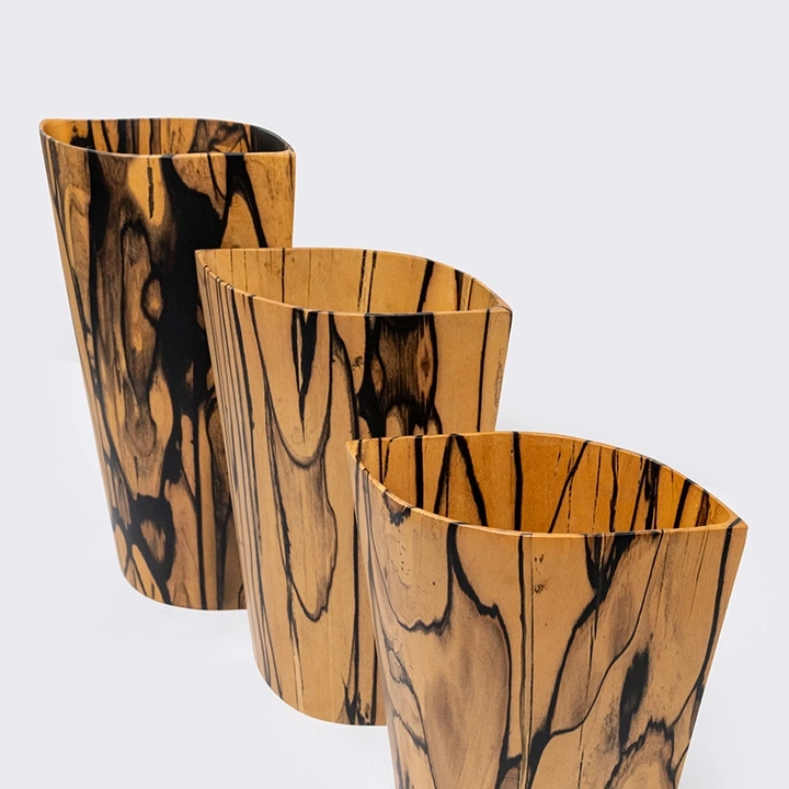 Rotating view highlighting the vase's features.