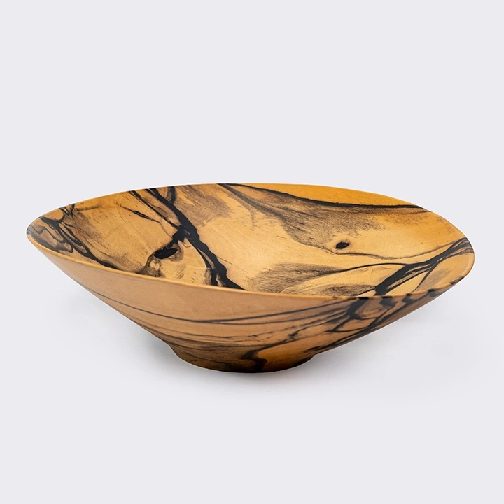 Rotating view highlighting the bowl's features.