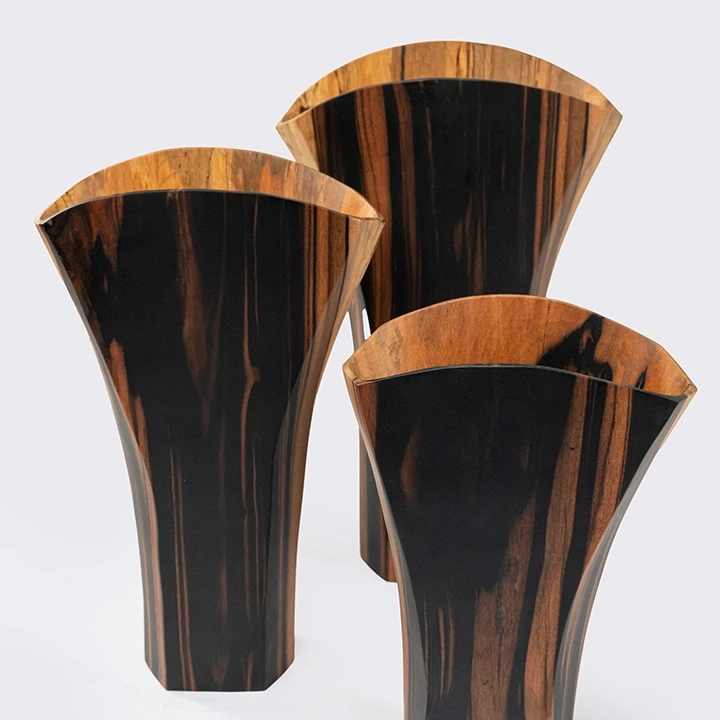 Rotating view highlighting the vase's features.