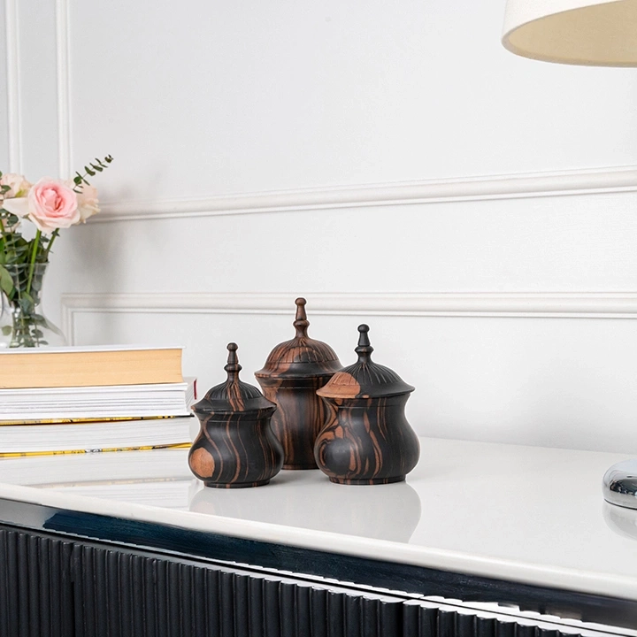 Rotating view highlighting the jar's features.