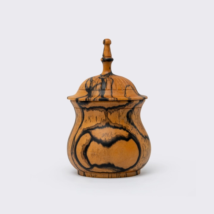 Rotating view highlighting the jar's features.