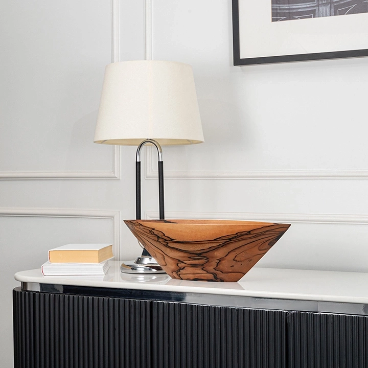 Rotating view highlighting the bowl's features.