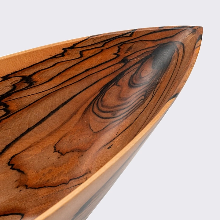 Rotating view highlighting the bowl's features.