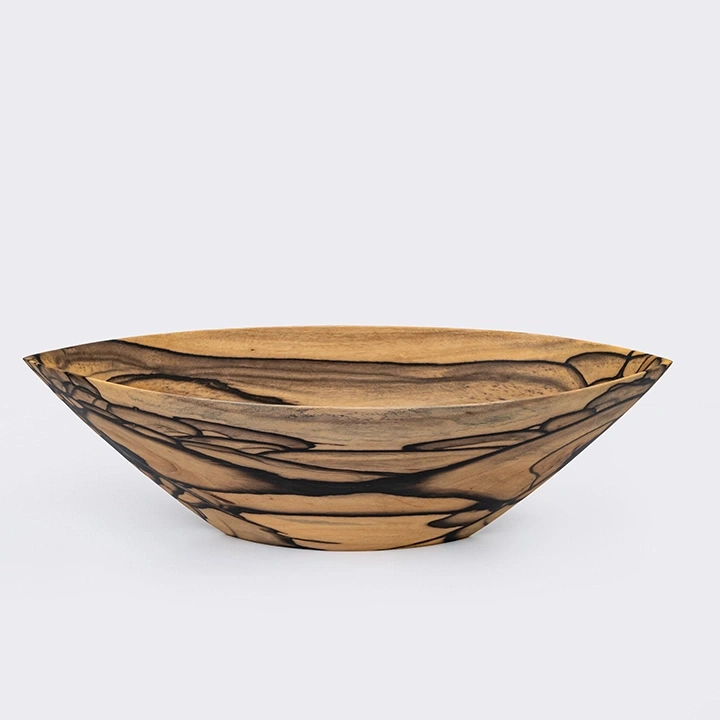 Rotating view highlighting the bowl's features.
