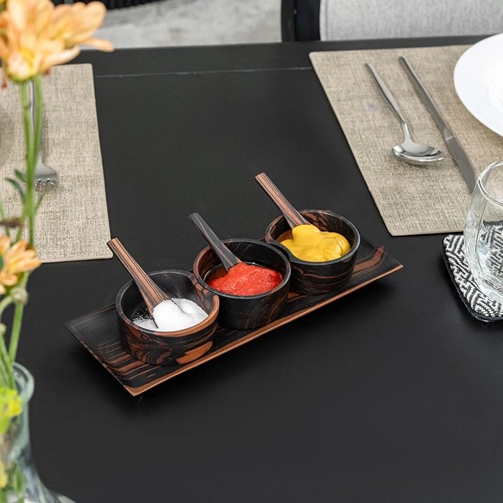 Rotating view highlighting the condiment's features.