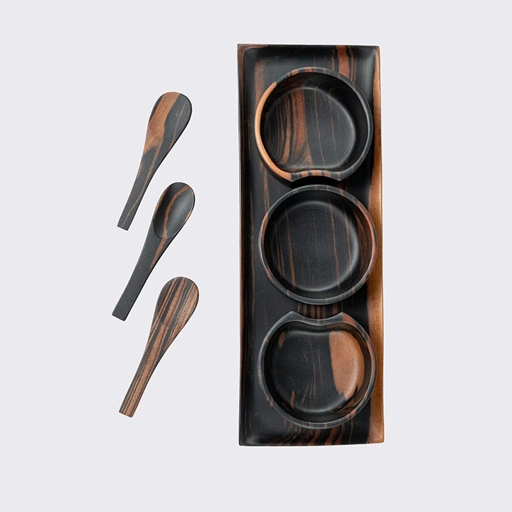 Rotating view highlighting the condiment's features.