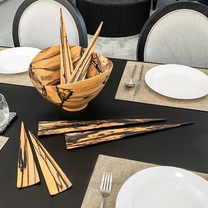 Rotating view highlighting the server's features