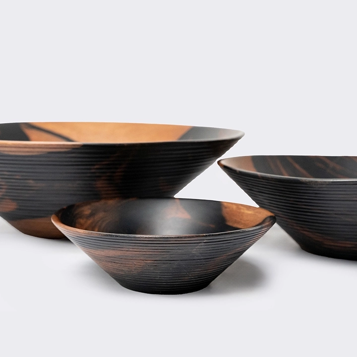 Rotating view highlighting the bowl's features.